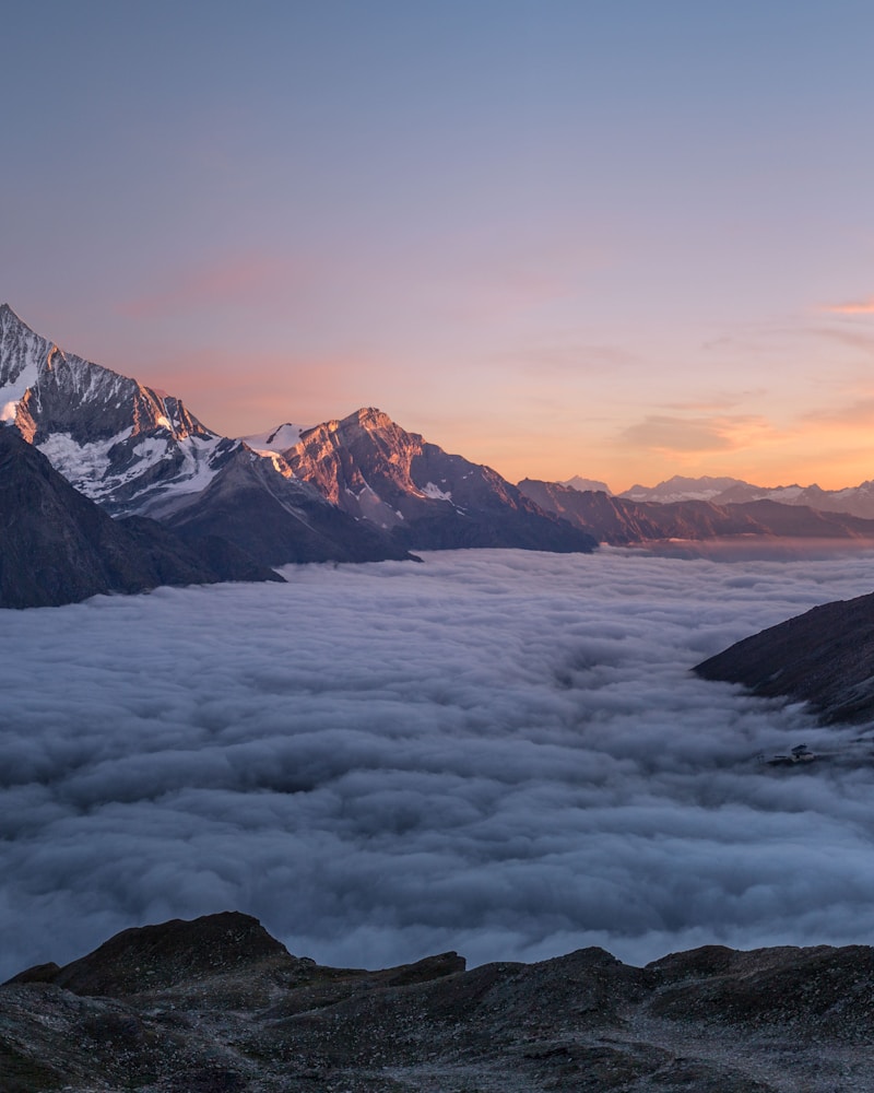 Paisaje de montañas y nubes